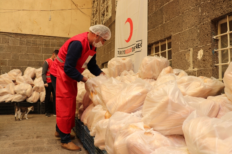 <p>Ramazan ayı boyunca 130'a yakın gönüllü ile faaliyetleri yürüteceklerini aktaran Işık, katkısı bulunan tüm bağışçılara da teşekkür etti.</p>