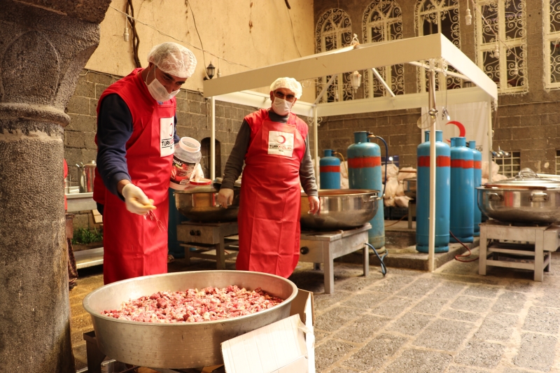 <p>Işık, koronavirüs salgını nedeniyle bu yıl hazırladıkları yemekleri evlere götüreceklerini aktardı.</p>