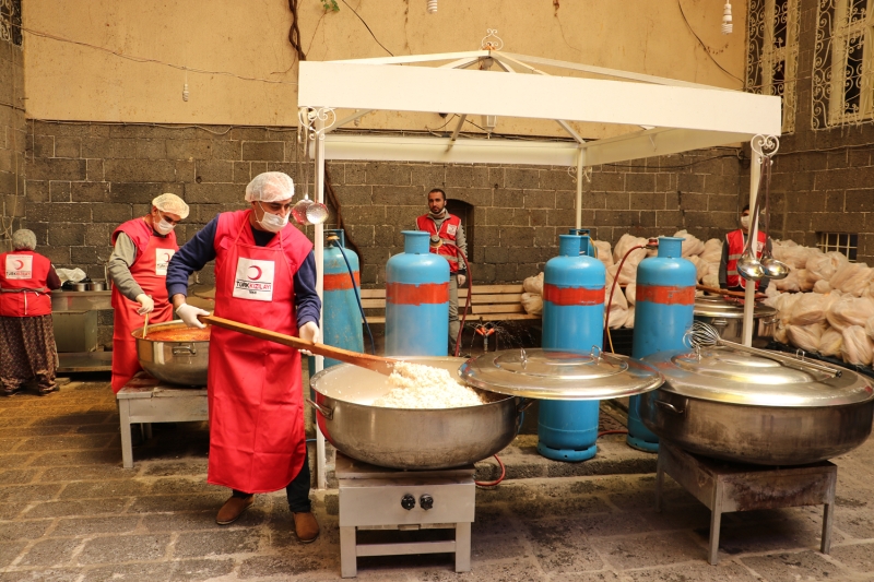 <p>'Ramazan ayı boyunca Vefa Destek Grubu kapsamında 65 yaş üstü nine ve dedelerimiz, kronik hastalar, yetim, hasta, engelli ve yoksul ailelerimizin de aralarında bulunduğu 1500 kişiye her gün yemek pişirip iftarlarına ortak olacağız, yemeklerini kapılarına götürerek, onları sevindireceğiz. Bu ailelerimize gıda, beslenme ve hijyen kolileri ile çocuk paketleri de vereceğiz.'</p>