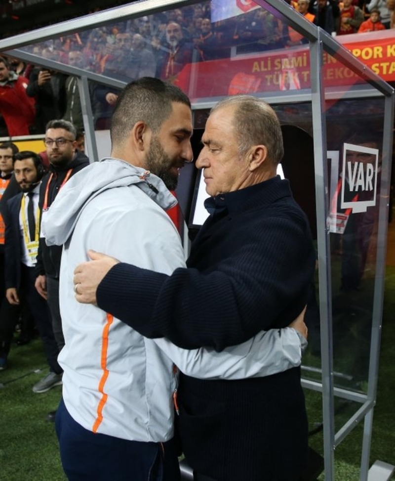 <p>Sezonun ilk yarısında Türk Telekom Stadı'nda oynanan Medipol Başakşehir - Galatasaray maçında eski öğrencisiyle barışarak aralarındaki buzları eriten teknik direktör Fatih Terim de Arda'nın transferi hakkında 'Arda iyisiyle, kötüsüyle, sevabıyla, günahıyla zor bir süreç geçirdi. Hayatta hepimiz 2. şansı hak edecek şeyler yaparız. Hatayı yaparız, biz de sahip çıkan ailelerimizdir.'</p>