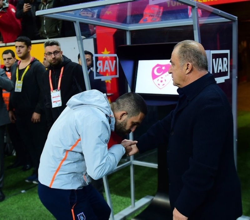 <p>Başkan Cengiz, konuyla ilgili yaptığı açıklamada 'Arda Turan, Galatasaray'da futbol oynamış değerli bir kardeşimiz. Galatasaray'a para da kazandırdı. Biz, Arda Turan transferinin kendi açımızdan uygun olmadığını gördük. Ayrı görüşlere düştük ve konu kapandı. Bunu tekrar gündeme getirmenin anlamı yok. Hiçbirimizin Arda'yla ilgili kişisel bir sorunu yok. Arda'nın başarılı olmasını istiyorum.' ifadelerini kullanarak transfere son noktayı koymuştu.</p>