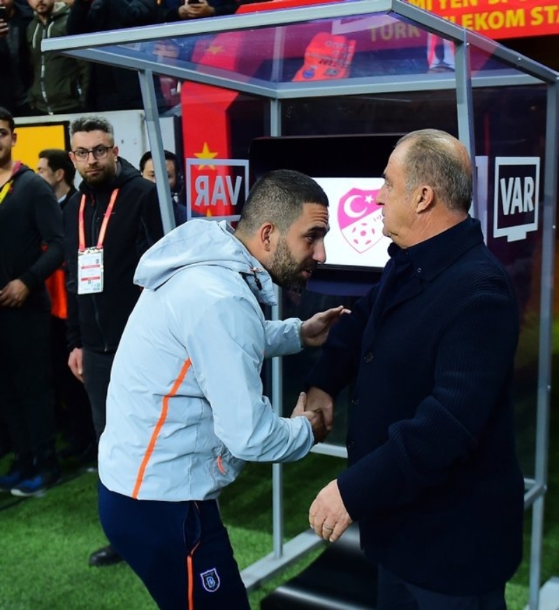 <p>'Arda Turan'a bu şansın verilmesinden yanayım. Diyorum ki bu sadece teknik bir karar değil. Ben zaten kararımı esasında söyledim. Benim söylediğim aile yaklaşımıyla bakabilen bizlerin, sizlerin, taraftarların ve camiamızın da talebi olmalı. Sadece teknik değil.' ifadelerini kullanarak 33 yaşındaki futbolcunun dönüşüne yeşil ışık yakmıştı.</p>