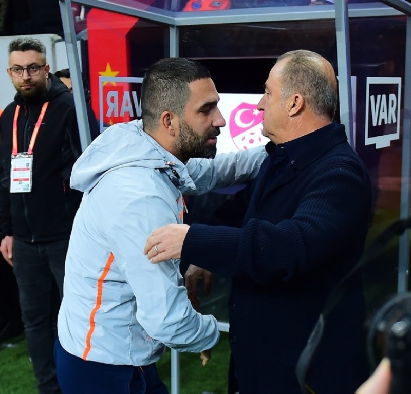 <p>Arda Turan da o dönemde sosyal medyadan yaptığı paylaşımla Galatasaray'a dönmek istediğinin sinyallerini verirken, Galatasaray Başkanı Mustafa Cengiz'in vetosu sonrası transfer gerçekleşmemişti.</p>