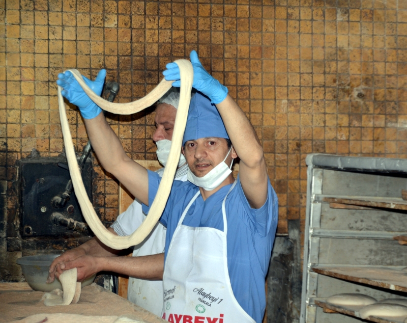 <p>Simit dolması, isteğe göre çırpılmış yumurta ve süt karışımına batırılıp kızgın yağda ya da fırında kızartılır.</p>