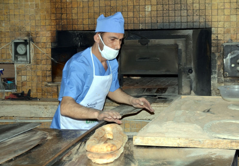 <p>Belli ölçüde kesilerek iç hamuru çıkarılan simit dolması, bir kaptaki suya batırılarak yumuşatılır ve hazırlanan harç, pidenin içine konularak avuç içiyle bastırılarak kapatılır.</p>