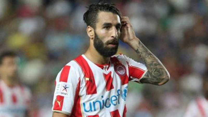 <p>Olympiakos’un kadrosunda ise şu anda Galatasaray forması giyen Jimmy Durmaz ile geçtiğimiz sezon sarı-kırmızılı ekipte forma giyen Kostas Mitroglou vardı.</p>