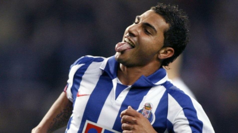 <p><strong>'HAK ETT���M SAYGIYI G�STERMED�LER'</strong></p><p>'Do�am gere�i ��pheci biriyim. �maj�m�n biraz kibirli oldu�unu s�ylerler. Ger�ekte durum b�yle de�ildir. Bence aile �ok �nemli. E�im ve �� �ocu�um. Bir de oynad���m kul�pler. Porto her zaman sevece�im ve sayg� duyaca��m bir kul�p. Fakat, Portekiz'de bana asla hak etti�im sayg�y� ve de�eri g�stermediler.'</p>