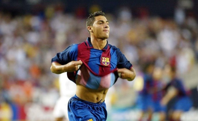 <p><strong>'UTANGA� VE TEHL�KEDEN KEY�F ALAN B�R�YD�M'</strong></p><p>'Casal Ventoso'nun sokaklar�nda b�y�d�m, oradaki gizli yerlerde futbol oynad�m. K���kken utanga� ve tehlikeden keyif alan biriydim. Annem, bir�ok evin i�lerini yapard�. �ocuklar�na fazla vakit ay�ramazd�. K���k bir evde do�dum. Uyurken ve yerken onunla beraberdik. Benim �ocu�um ise hep benimle beraber. D�nyan�n neresinde olursak olal�m. Kom�ular�nda ya�amak zorunda kalm�yor ve asl�nda onlar pek g�rm�yor bile.'</p>