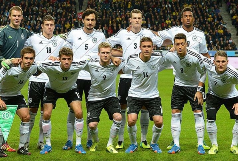 <p><strong>ALMANYA YOL GÖSTERİCİ OLABİLİR</strong></p><p>2005'te Löw'ün yardımcısının önderliğinde gerçekleşen yapılanmayı ve organizasyonu, Alman Futbol Federasyonu'nun kulüplere biraz da dayatmayla kabul ettirdiği taslakları okudum ve çok etkilendim. Bizim için yol gösterici olabilir.</p>