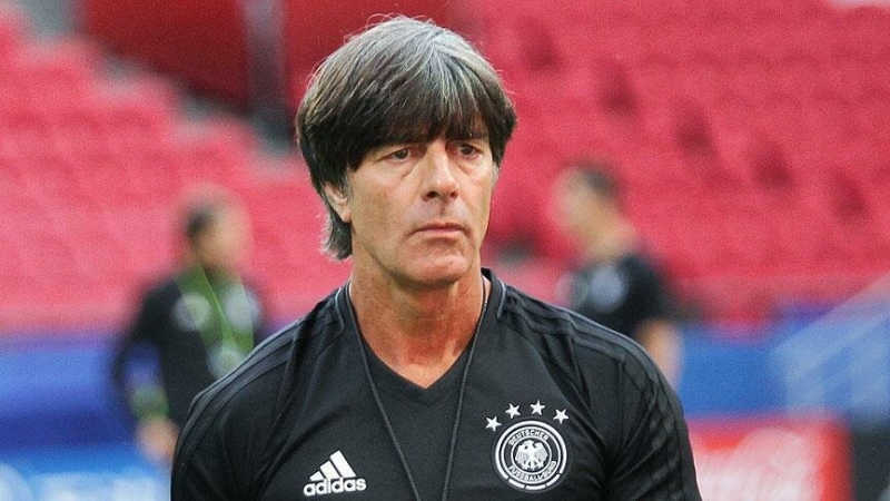 <p><strong>JOACHIM LÖW UZAK BİR İSİM DEĞİL</strong></p><p>Joachim Löw, bizim için çok uzak bir isim değil. Fenerbahçe ve Adanaspor'da çalıştı, dünya şampiyonu bir teknik adam. Onun, Fenerbahçe döneminde birlikte çalıştığı yardımcısı, Alman Futbol Federasyonu'nun eğitim departmanının şef antrenörü.</p>