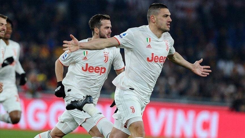 <p><strong>MERİH RİSKE GİRMİYOR</strong></p><p><strong>Merih Demiral-Barcelona iddiaları hakkında Önder Özen:</strong> 'Barcelona seviyesi topla oynama adına çok farklı. Merih'te şunu gözlüyorum; son derece sade, alıp yanına veya en uygun seçeneğe oynayan bir oyuncu. Riske girmiyor toplarda.</p>