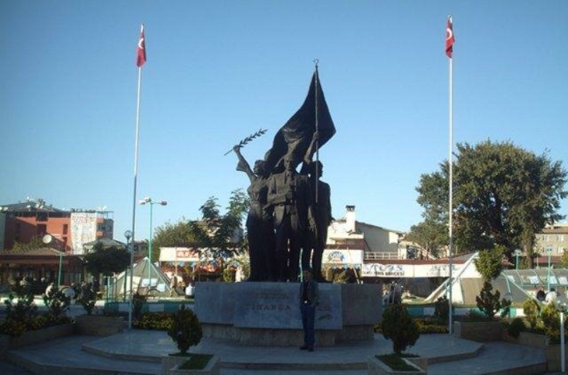 <p><strong>IĞDIR</strong></p><p>%38 Fenerbahçe</p><p>%36 Galatasaray</p><p>%17 Beşiktaş</p>