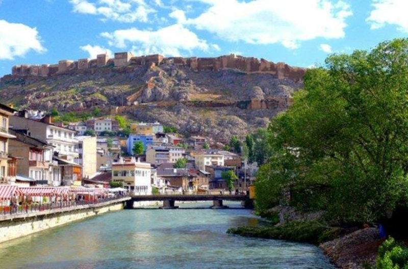<p><strong>BAYBURT</strong></p><p>%34 Galatasaray</p><p>%28 Fenerbahçe</p><p>%16 Beşiktaş</p>