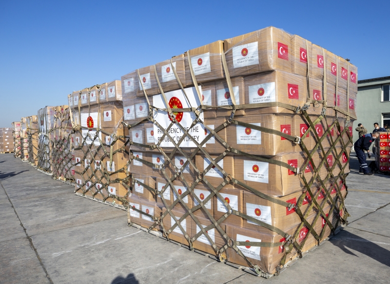 <p>Milli Savunma ile Sa�l�k bakanl�klar�nca haz�rlanan malzemeler, A 400M tipi dev nakliye u�a��na y�klendi.</p>