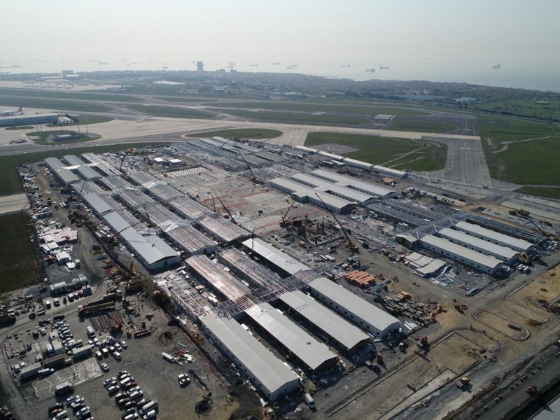 <p>Her iki sağlık merkezi de tamamlandığında, ameliyathaneleri, MR, triyaj odaları, laboratuvarları, anjiyo ile ekoları ve ultrasonlarıyla tam teşekküllü bir hastane altyapısına sahip olacak.</p>