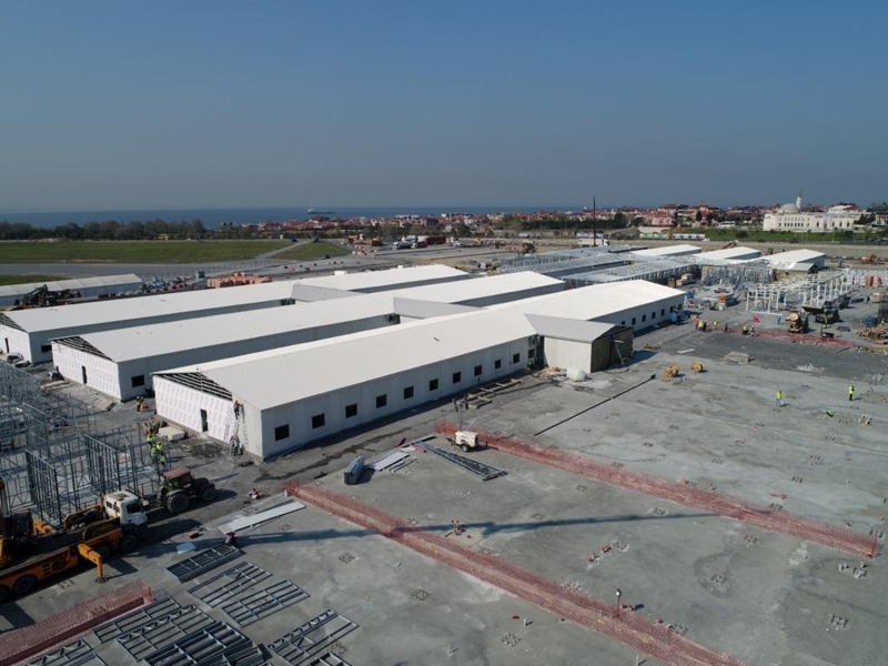 <p>Her iki sağlık tesisinde de inşa çalışmaları toplam 8 bin kişi tarafından 3 vardiya şeklinde yürütülüyor.</p>