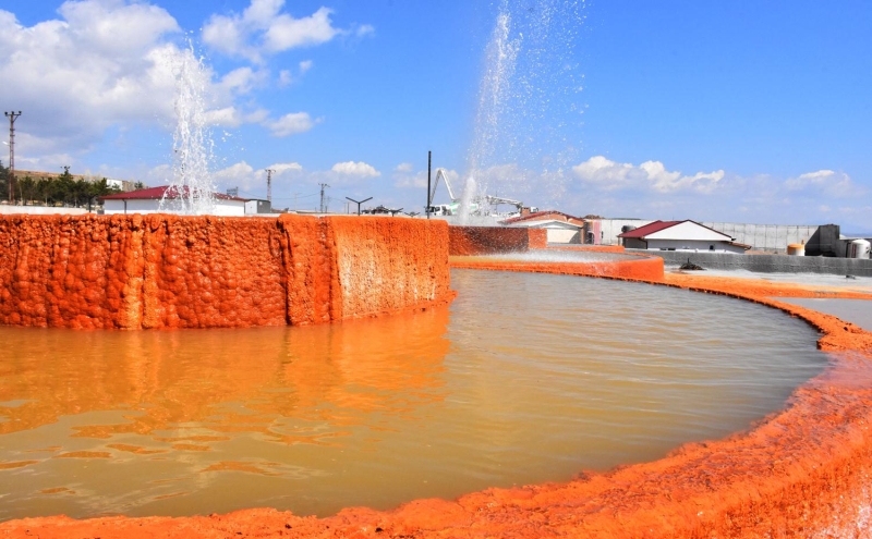 <p>Pamukkale'ye kardeş olarak yapılan projenin, turizm açısından kente değer katması bekleniyor. Proje içerisinde peyzaj, rekreasyon alanları, geleneksel çadır projesi, yöresel ürünler pazarı da yer alıyor. Altınkale'ye gelenler havuzlara girip suyun doğal sıcaklığı ve şifasından faydalanabilecek.<br></p>