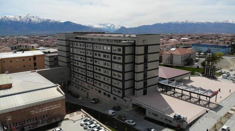 <p>Aratrma hastanesinde 2019 ylnda 1 milyonun zerinde poliklinik ve acil servis hizmeti verildiini ifade eden Hirik, yle konutu:</p>