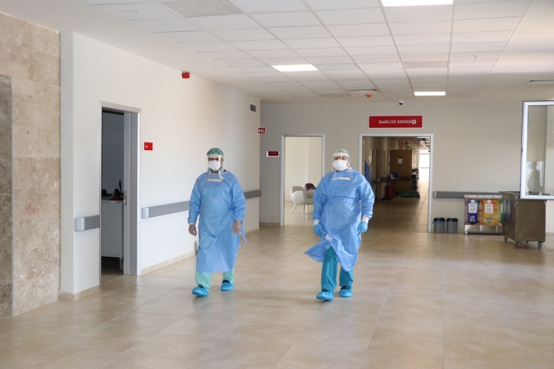 <p>'Burada pandemi hastas ile pandemi dndaki dier hastalar geni fiziki imkanlar nedeniyle kar karya kalmamakta ve ayn ortam paylamamakta. Tabii bu da hastaln bulama riskini minimuma indirmektedir. Binamz da kullanlan izolatrlerle deprem riskine kar dayankl olarak yaplmtr. Tabii bu deprem annda kesintisiz salk hizmeti verme imkan salayacaktr. Binamz akll sistemlerle donatlm olup, oksijen retim sistemimiz, akll stma sistemimiz, akll yangn kaplarmz gibi birok farkl zellie sahip. Ek hizmet binamz u anda tamamen pandemi srecine hizmet etmektedir. Ana binamz ise pandemi dndaki hastalarmza hizmet veriyor.'</p>