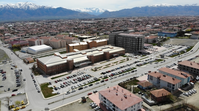 <p>Hijyen koullarnn st seviyede tutulduu hastaneye gelen tm vatandalara ksrk, ate, nefes darl kontrolleri yaplarak dezenfektan veriliyor.</p>