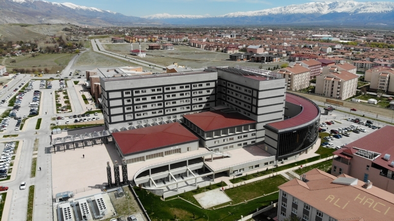 <p>l Salk Mdr Erkan Hirik, AA muhabirine yapt aklamada, Erzincan'n salk ss olma yolunda emin admlarla ilerlediini syledi.</p>