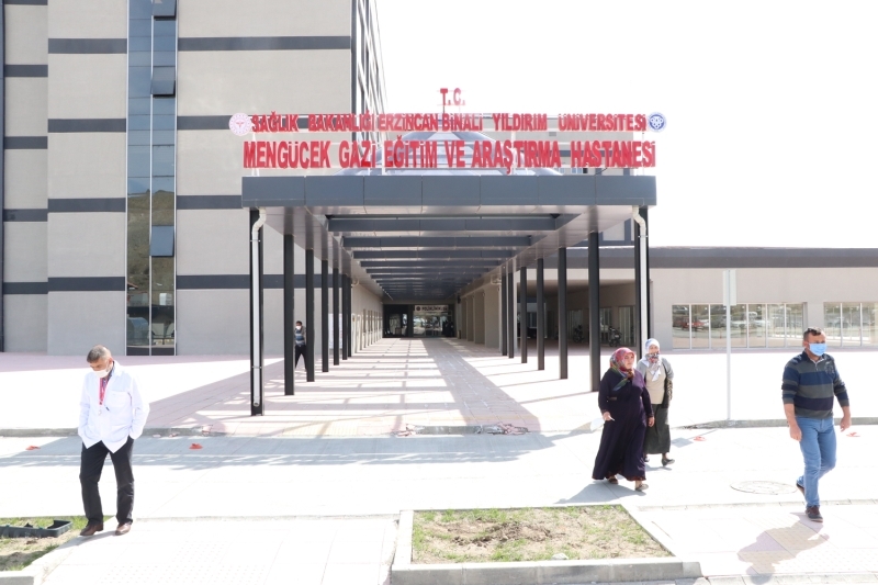 <p>'Kent merkezinin yan sra zellikle evre illerden salk turizmi anlamnda youn bir ekilde hasta aldmz ifade edebilirim. Hizmete 13 ubat 2020'de soktuumuz 250 yatakl ek hizmet binas ile birlikte salk standardmz ok daha st seviyelere karm olduk. 42 bin metrekare alanmz yeni ek hizmet binas ile birlikte 44 bin metrekare daha geniletildi. ok nitelikli 248 odas ile ihtiyacmz olan ve hak ettiimiz salk hizmetini sunma adna ok nemli bir hastane oldu. Hastanemiz teknolojik olarak en st seviyede tbbi cihazlarla donatld.'</p>