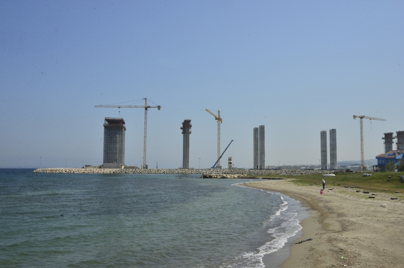 <p>Çalışma kapsamında inşa sahasındaki bölgede 3,5 milyon metreküp kazı yapıldı. Dolgu yapılacak 26 milyon metreküplük alanda ise 7 milyon metreküpten fazla gerçekleşme sağlandı.</p><p>Avrupa ve Asya ankraj bloku imalatlarının yüzde 99'luk bölümünün tamamlanmasının ardından viyadük imalatlarına geçildi. Viyadüklerin yerleştirileceği tabliyelerin imalatı ise sürüyor. Tabliyelerin sevki itme-sürtme metoduyla gerçekleştirilecek. Köprünün Avrupa yakasında 680 metre, Asya yakasında da 365 metre viyadük girişi bulunacak.</p>