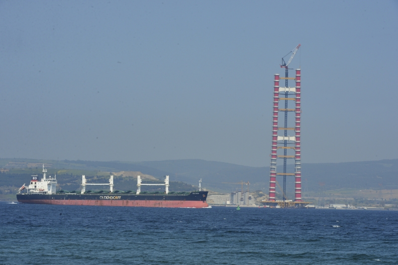 <p>Otoyol çalışmaları kapsamında proje başlangıcı olan Malkara Kavşağı ile Umurbey beldesi arasındaki 83,4 kilometrelik kesimde toprak ve sanat yapıları işleri devam ediyor. Bugüne kadar 11 alt geçit ile 83 menfezin yapımı tamamlandı. 11 alt geçit, 17 üst geçit, 4 köprü, 31 kutu menfez, 4 kavşak, 3 otoyol hizmet tesisi ve otoyol bünyesinde yer alan 1 betonarme viyadüğün inşa çalışmaları sürüyor.</p><p>Çanakkale-Bursa kara yolunda Lapseki ilçesi ile Umurbey beldesindeki alanlarda da Karayolları ekiplerince güzergah iyileştirmeleri için çalışma başlatıldı. Bu çerçevede, köprüye giriş ve çıkışlar için oluşturulacak bağlantılar düzenlenecek.</p>
