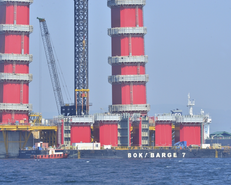 <p>Köprü için 2 yaklaşım viyadüğü, 4 betonarme viyadük, 10 alt geçit köprüsü, 33 üst geçit köprüsü, 6 köprü, 43 alt geçit, 115 menfez, 12 kavşak, 4 otoyol hizmet tesisi, 2 bakım işletme merkezi, 6 ücret toplama istasyonu inşa edilecek.</p><p>1915 Çanakkale Köprüsü'nün 18 Mart 2022'de hizmete açılması planlanıyor.</p>