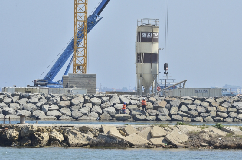 <p>İki ayak aralığı Türkiye Cumhuriyeti'nin kuruluşunun 100'üncü yılıyla anlamlandırılarak 2023 metre yükseklikte olacak 1915 Çanakkale Köprüsü, tasarımındaki inceliklerle de dikkati çekiyor. Köprü tamamlandığında özellikleriyle birlikte simgelerin köprüsü olarak anılacak.</p><p>Köprünün kule bağlantıları ve unsurları, Türk bayrağının renkleri olan kırmızı ve beyaza boyanacak. Her iki yakada 333'er metre yüksekliğindeki kulelerin üst kısmı da Seyit Onbaşı'nın Çanakkale Savaşları'nda namluya sürdüğü top mermisini temsil edecek şekilde yapılacak.</p><p>Orta açıklığı 2023 metre, 770'er metre yan açıklıklar, 365 ve 680 metrelik yaklaşım viyadükleriyle, Çanakkale Boğazı'nın ilk asma köprüsünün toplam uzunluğunun 4 bin 608 metre olması planlanıyor. '2x3' şeritle hizmet verecek köprünün tabliyesi 45,06 metre genişlikte ve 3,5 metre yükseklikte olacak. Tabliyenin her iki tarafında bakım onarım amacıyla kullanılacak yürüme yolları bulunacak.</p>