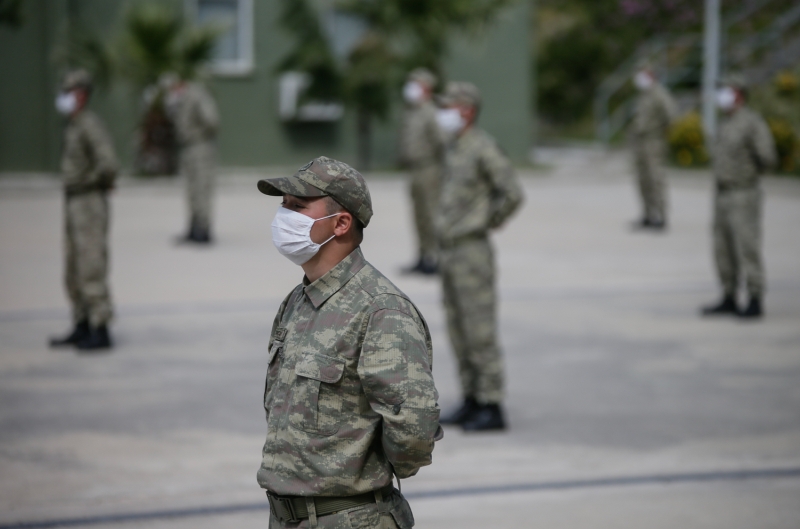 <p>Askeri ve personel araçları her kullanımdan önce ve sonra dezenfekte ediliyor.</p>