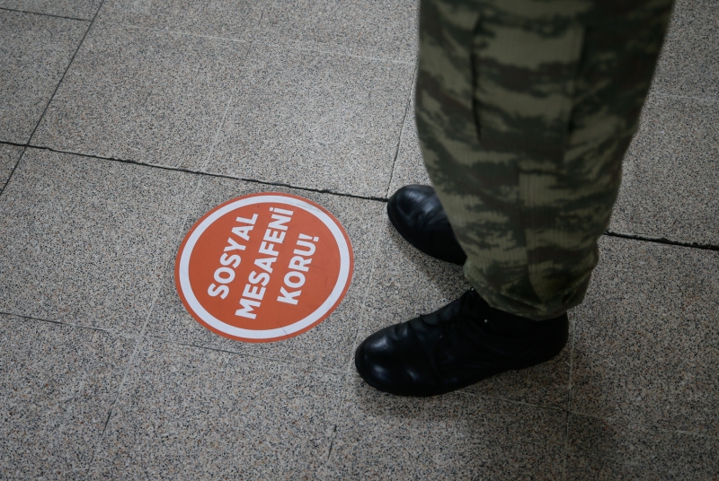 <p>Eğitimlerde görev alan personel sayısı da tedbirler kapsamında azaltıldı. Personelin istirahat zamanlarında bol su içmeleri ve toplu halde bulunmamaları konusunda da takipleri yapılıyor.</p>