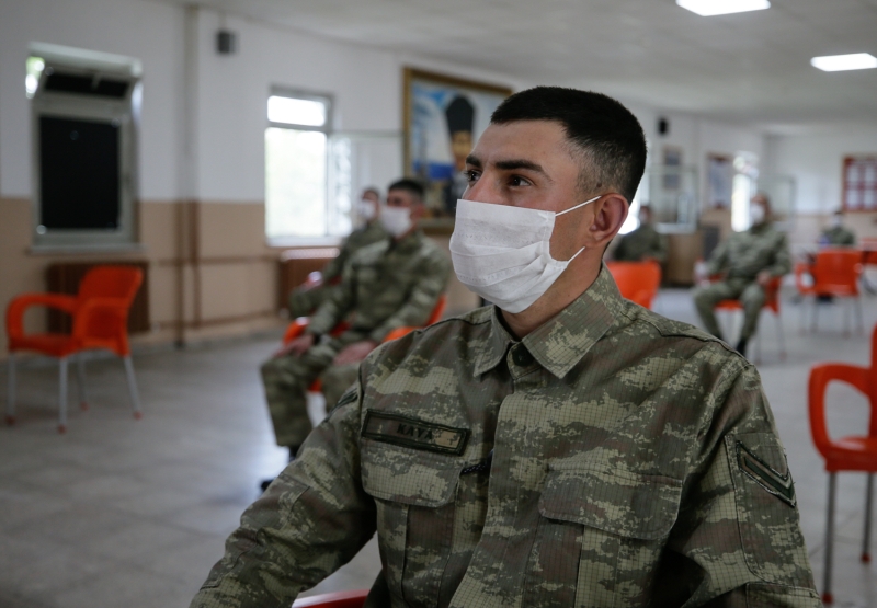 <p>Salgınla Mücadele Kurulu Başkanı Ulaştırma Binbaşı Tarık Kılıç, gazetecilere yaptığı açıklamada, Türk Silahlı Kuvvetlerinin canlı dinamik yapısı nedeniyle burada Kovid-19 tedbirlerinin titizlikle uygulandığını söyledi.</p>
