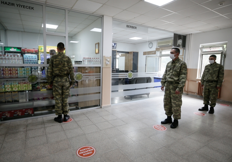 <p>Askerlerin gruplar halinde yemekhaneye girmeleri ve sosyal mesafeyi koruyacak şekilde her masada bir kişi oturmaları sağlanıyor.</p>