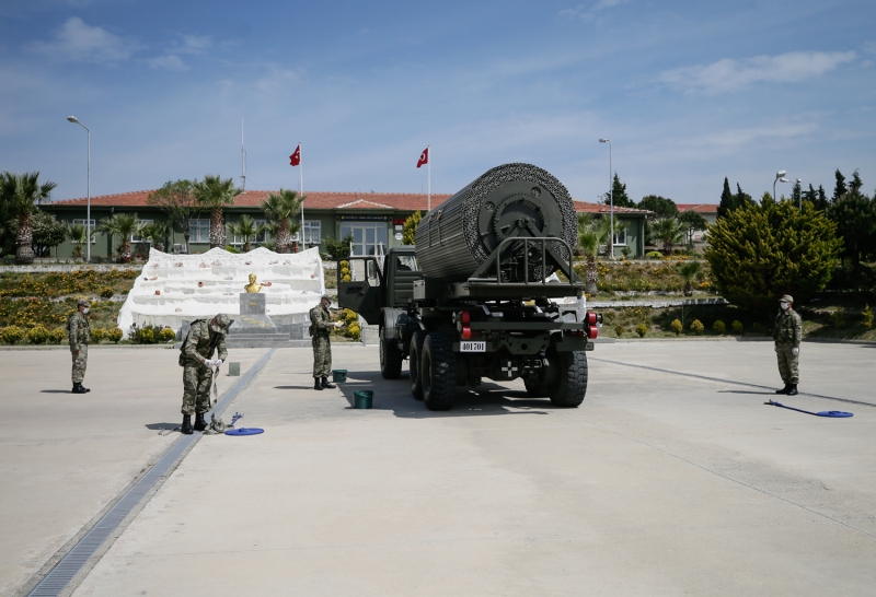 <p>Mehmetçik'in yaşam alanlarında ve lojmanlar bölgesinde de giriş çıkışlarda aktif olarak tedbirleri uyguladıklarına dikkati çeken Kılıç, salgından korunmak için emredilen tüm hususlara harfiyen riayet ettiklerini vurguladı.</p>