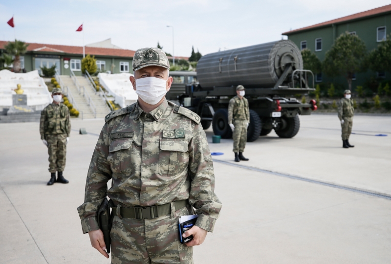 <p>'Koğuşlar bölgesinde erbaş ve erlerin salgından korunması maksadıyla sosyal mesafe kuralına uygun olarak koğuş yatma planlarımızı revize ettik. Personelin kullanmış olduğu yerleri sıklıkla temizliyoruz. Ayrıca Mehmetçiklerimizin kullandığı tesisleri giriş ve çıkışlarda hijyen tedbirlerini etkin olarak kullanıyoruz. TSK'de devam eden eğitim faaliyetlerinde küçük gruplar halinde, istasyon halinde uygulamalı olarak eğitimlerimizi aksatmadan icra ediyoruz.'</p>