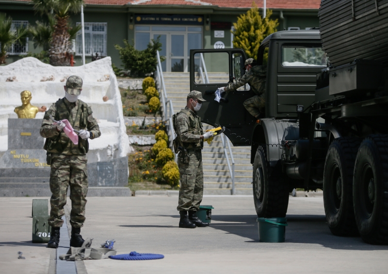 <p>Tüm personelin maske takma konusunda hassas davrandığını belirten Kılıç, tüm birimlerde hijyeni sağlamak maksatlı dezenfektan noktaları oluşturduklarını anlattı.</p>