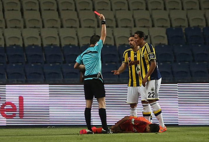 <p>'2016’n�n May�s ay�nda Samand�ra’da idmandayd�k. Bruno Alves antrenmanda gen� oyuncumuz Uygar Mert Zeybek’e kas�tl� bir �ekilde sert girince, bilek ba�lar� koptu. Ben de kendimi tutamad�m ve Alves’e tekme tokat dald�m!'</p>