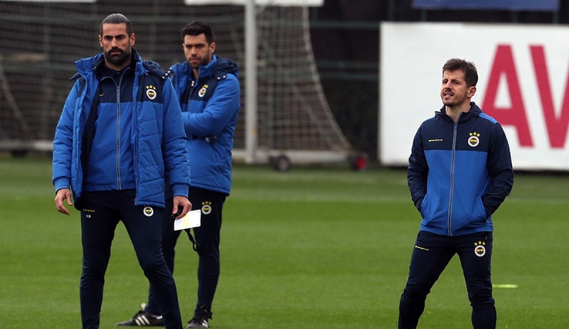 <p>'Emre Bel�zo�lu ve Volkan Demirel gibi camia ile �zde�le�mi� g��l� isimler, bu hocalar�n arkas�nda dursun yeter. Yabanc� hocalar�n Fenerbah�e’de ba�ar� elde edemedi�ini g�rd�k, bana g�re yanl�� se�imlerdi. Sonu� ortada.'</p>