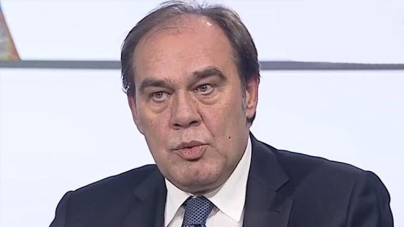 <p>'Ertesi g�n Be�ikta� Ba�kan� Y�ld�r�m Demir�ren arad�. ‘Transferin i�in seninle g�r��mek istiyoruz’ dedi. Ben de, ‘Ba�kan�m, kul�b�me soray�m’ dedim. Hemen S�leyman Hurma’y� arad�m Demir�ren’in benimle g�r��mek istedi�ini s�yledim. Hurma,‘Sen g�r��, biz de g�r���r�z’ dedi.&nbsp;</p>