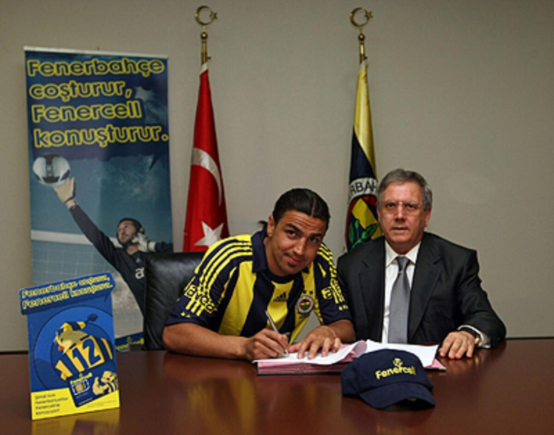 <p>'Tatil i�in Antalya'ya do�ru yola ��kt���mda yoldayken beni Aziz Y�ld�r�m arad�. Ben de sadece S�leyman Hurma’n�n do�ru s�ylemedi�ini ortaya ��kartmak i�in, “Ba�kan�m, beni Fenerbah�e’ye istediniz mi?”diye sordum. �stedi�ini s�yledi ve g�r��memiz bitti.'</p>