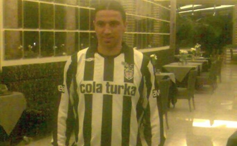 <p>'Asl�nda o s�rada kul�b�m de Fenerbah�e ile g�r���yormu�. Bana bunu s�yleseler, ben zaten Fenerbah�e’ye imza atard�m ama haberim yoktu. O d�nemde Be�ikta� formas�n� da Kayserispor’un bilgisi dahilinde giydim. 3 g�n sonra transferin tamamlanaca�� s�ylendi, bu s�ze g�venip giydim.'&nbsp;</p>