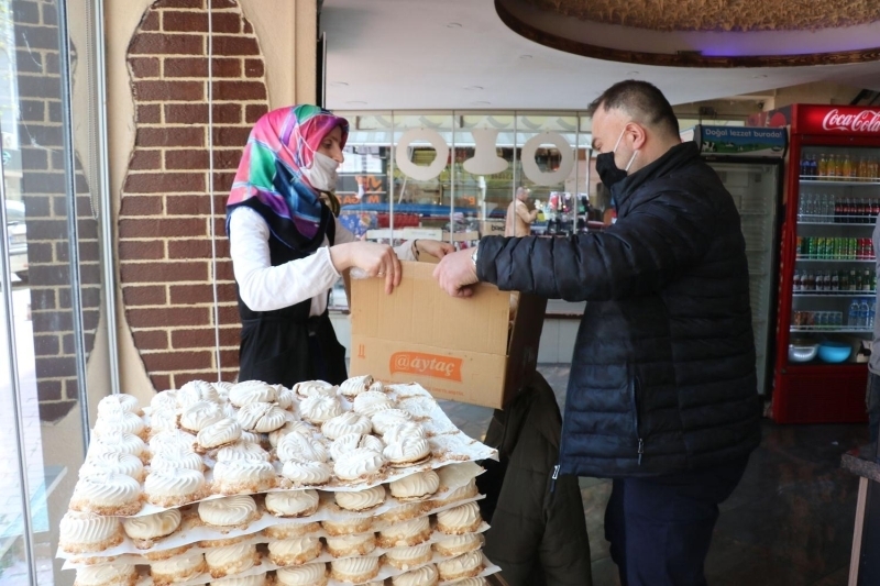 <p><b>'RAMAZAN DEYNCE ATOM VE PDE AKLA GELR'</b></p><p>Samsun'da her ke banda atom satldn syleyen Ahmet Akpnar, 'Ramazann geleneksel lezzeti olarak yaknlarmza atom gnderiyoruz. Ben de 100 atom aldm ve koliye koydum. stanbul'daki kardeime kargo ile atom gndereceim. Ramazan ay demek, lezzet asndan pide ve atom demek bizim iin. kisi de ocukluumuzdan kalma bir gelenek. ok sevdiimiz iki lezzet. Atom zellikle Karadeniz Blgesi'nde daha yaygn tketilen bir lezzet' dedi.</p>