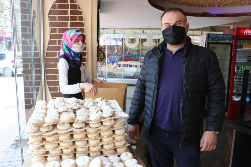 <p><b>'YUMURTA AKI, EKER VE SUYLA YAPILIYOR'</b></p><p>Frnlarnda gnde bin adet atom retip sattklarn syleyen Pembe Dudaksz da, 'Atomu herkes ok sever ve Ramazan'da ska tketilir. ok hafif bir tatldr. Mterilerimiz de ok ilgi gsteriyorlar. Hatta kolilere koyup il dna yurt dna atom gnderiyorlar. Samsun'da ska tketilen bir lezzet atom. Yumurta ak, eker ve suyla yaplan ok basit bir tatldr diye konutu.</p><p>(DHA)</p>