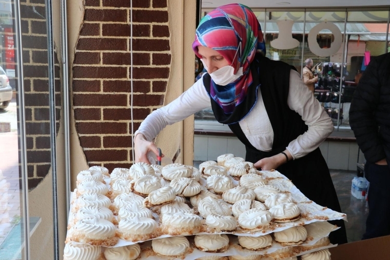 <p>Pidenin st ksmna yumurta sarsnn srlmesinin sonrasnda kalan yumurta ak eker ve suyla kartrlp frnda piirilmesiyle hazrlanan atom, her ya grubu tarafndan tercih ediliyor.</p>