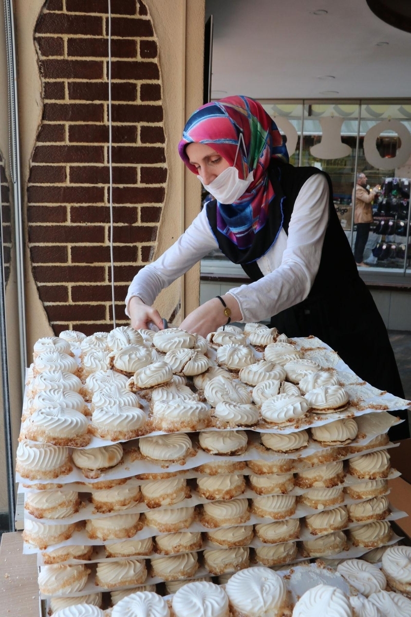 <p>Tatl, kolilere konularak farkl illere ve yurt dna da gnderiliyor. 50 kurua satlan tatl, kentte yok satyor.</p>