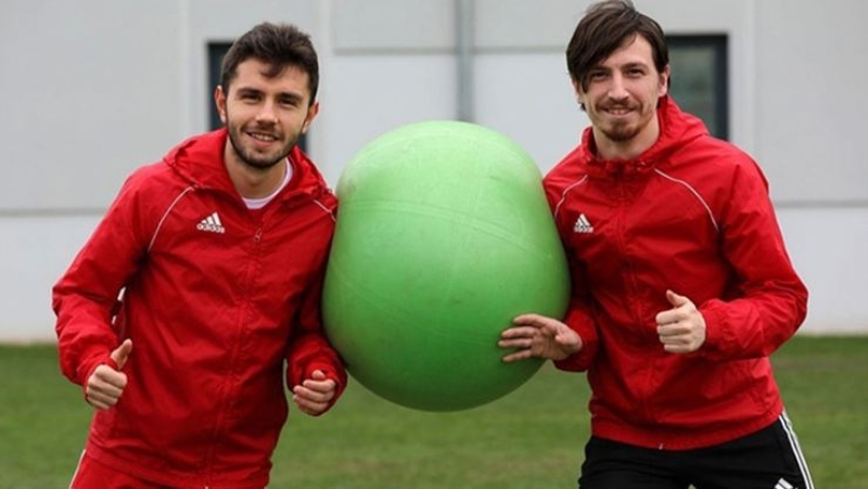 <p>Emre ve Mert Hakan konusunda ii sk tutan Galatasaray ynetimi, iki oyuncuyu kesinlikle Fenerbahe’ye kaptrmak niyetinde deil.</p>