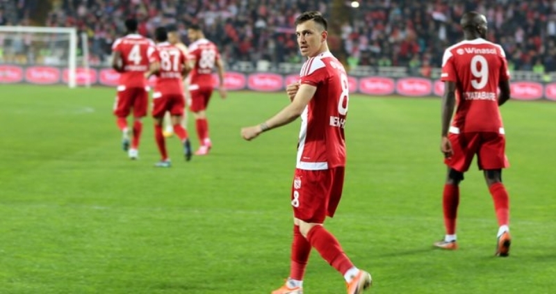 <p>YANDA: ASLA UNUTMAM</p><p><br></p><p>te yandan ad Galatasaray’la anlan Sivasspor’un orta saha oyuncusu Mert Hakan Yanda, Tam Saha dergisine konutu. Mert, “Sakatlk yaadm dnemde beni aa itenleri asla unutmayacam. Sivas’ta mukavelem bitiyor. Trkiye’de oynadktan sonra Avrupa’ya gitmeyi dnebilirim” dedi.</p><p><br></p><p>Akam</p>