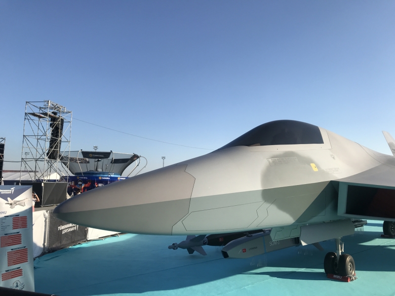 <p>�stenen noktaya gelmesi i�in uzun y�llar �al��aca��m�z bir proje. 5'inci nesil olmas� dolay�s�yla 'u�an bilgisayar' diyebilece�imiz bir �r�n. 20 milyon sat�r civar�nda yaz�l�m�n �zerinde ko�aca��, y�zlerce mod�l yaz�l�m�n birlikte �al��aca�� bir u�an bilgisayar. Dolay�s�yla HAVELSAN'�n projenin ana oyuncular�ndan biri olmas� �ok do�al.' dedi.</p>