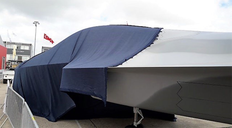 <p>'Art�k i�in teknolojik, yaz�l�m ve operasyonel konular� da tasarlan�p konu�ulur hale geldi. Dolay�s�yla bizim rol�m�z de burada ortaya ��kt�. Bunun do�al sonucu olarak Cumhurba�kanl��� Savunma Sanayii Ba�kanl���, Hava Kuvvetleri Komutanl��� ve T�rk Havac�l�k ve Uzay Sanayi A� (TUSA�) gibi i� ortaklar�yla yap�lan de�erlendirme sonucu bizim de bu projeye dahil olmam�za karar verildi.&nbsp;</p>